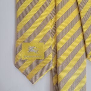 BURBERRY silk Tie. Herringbone stripe silk tie. Yellow and taupe